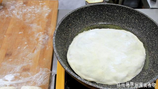 韭菜煎饼这做法就是好,香嫩可口,我隔三差五都给家人做着吃
