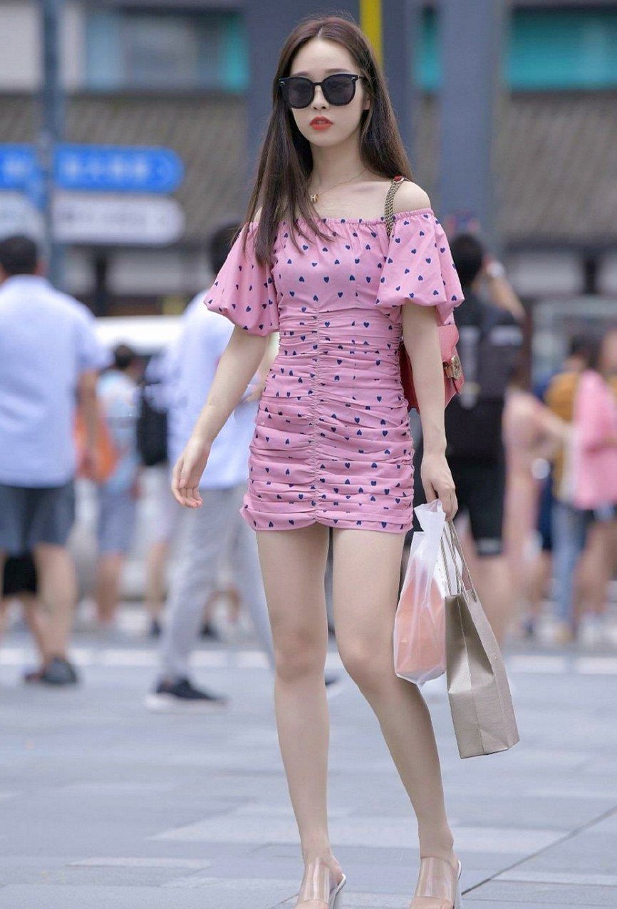 年轻女孩的穿搭秘籍,“斑点裙”才是真霸气!