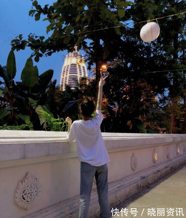 帅气感|哈妮克孜“漫画脸”超上镜!手捧青苹果微低眉,微醺妆惹人怜!