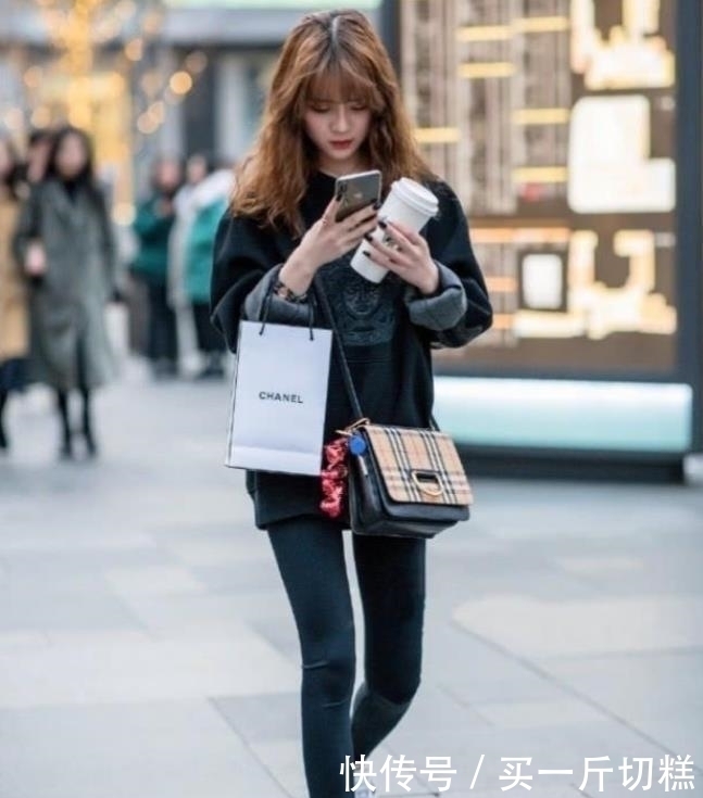 高跟鞋|街拍美女身材曼妙的小姐姐,个性穿搭,尽显青春朝气