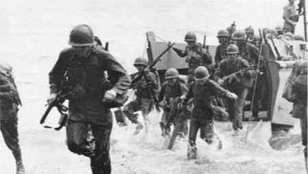 巴斯隆|15名美军遭3000多日军突袭,他用2挺机枪打死1500人,日军称他是杀人魔