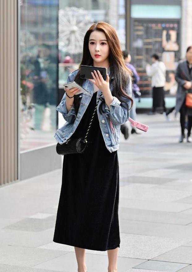 魅力|天生丽质的小姐姐, 一件黑色的连衣裙外搭牛仔褂, 魅力十足