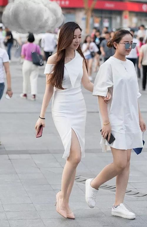 女神脚上踩着一双裸色的尖头高跟鞋，能够很好的延伸她脚部的曲线