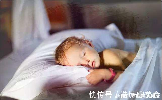 小动作|孩子睡觉时有这3个举动,暗示大脑发育快,长大后智商低不了