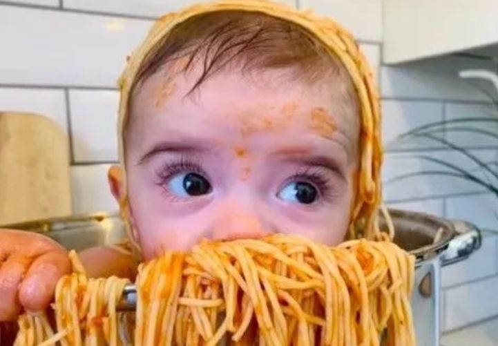 妈妈将6个月孩子放进锅里,用意面和酱料拌了,被斥:不负责任