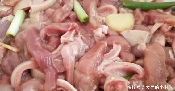 炸酥肉时加面粉还是加淀粉?都不对,教你地道做法,外脆里嫩!