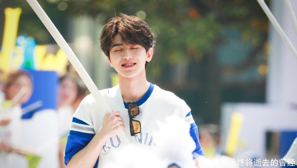 蔡徐坤今日《奔跑吧》路透来袭 运动会上的小小扛旗手甜度爆表可爱炸裂!