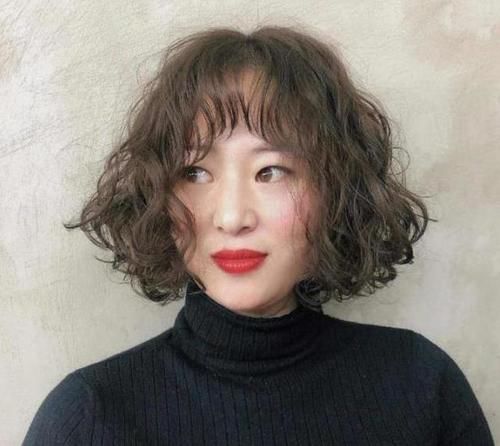 五六十岁的女人，剪短发要怎么烫？选择这两种烫发方式，不显老