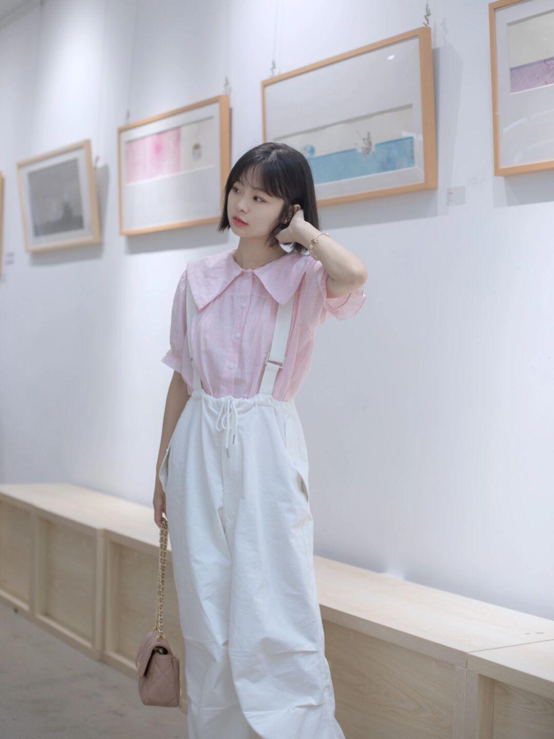 减龄|想要穿出少女感,不如试一试粉色衬衫+白色背带裤,穿起来元气十足!