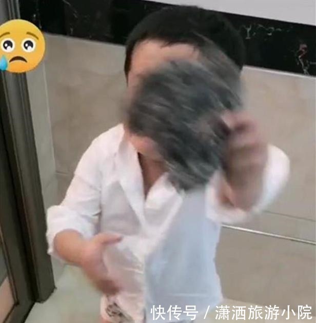 宝妈|儿子想帮爸爸搓澡遭拒绝,哭着找妈妈告状,妈妈无奈换谁都拒绝