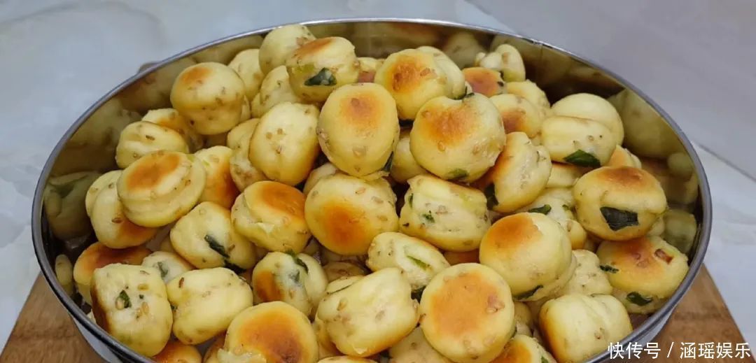 早餐别吃包子了,面粉中加2个鸡蛋,不蒸馒头不烙饼,出锅太香了