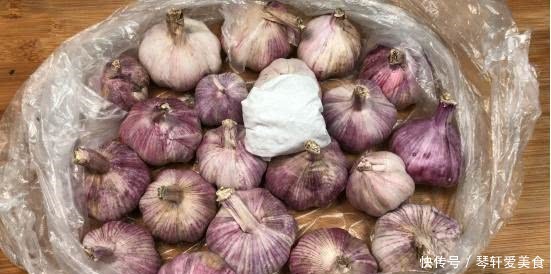 大蒜保存很困难?多加一点它,放1年也不会干瘪发芽,快学一学