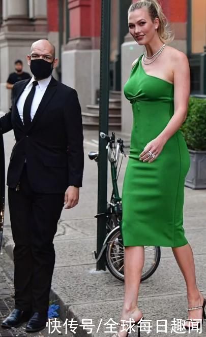 绿色连衣裙|卡莉穿露肩绿色连衣裙，色彩艳丽引关注，苗条的产后身材令人惊叹