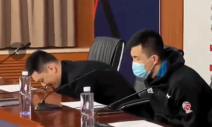 北京首钢|郭艾伦2次把他逗得哈哈大笑:1,我们关系“疏远”了!2,我嘴碎