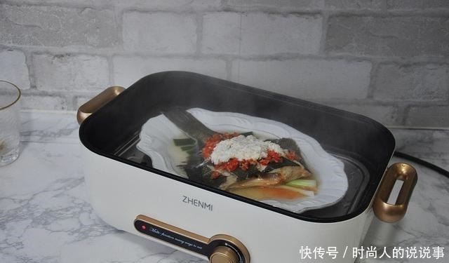 我家蒸鱼从不用料酒,两种食材放鱼上,蒸一蒸,味道又鲜又香