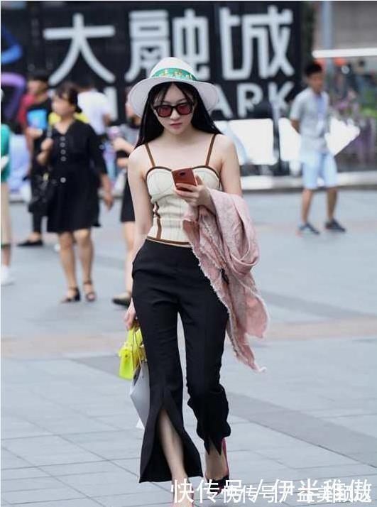 小鸟依人|街拍小姐姐身材小巧精致,吊带裙搭配高跟鞋,背影小鸟依人