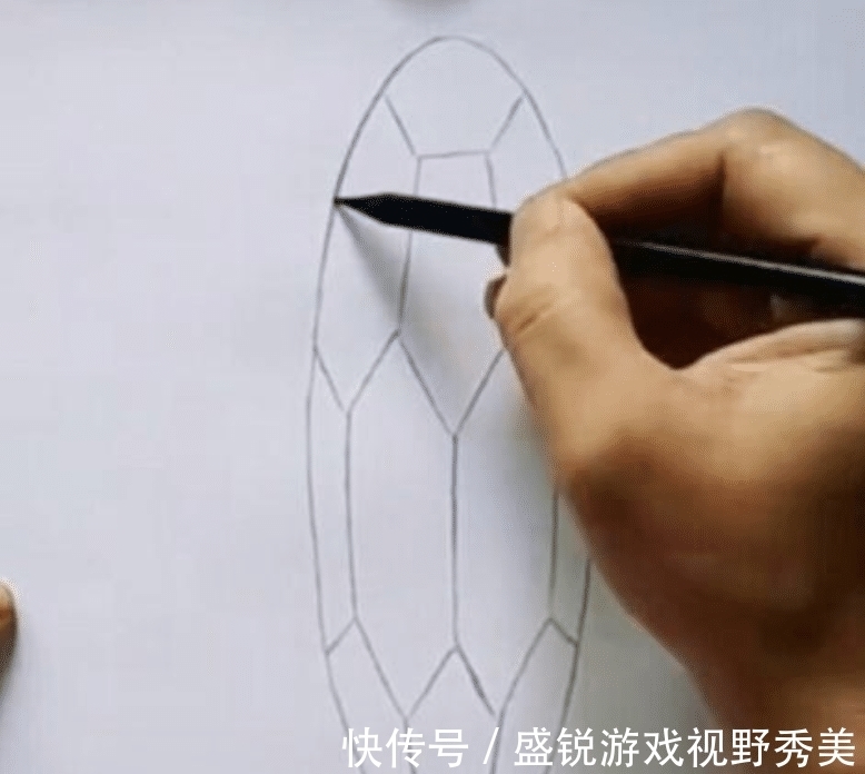 足球&美术生把足球画成乌龟,把画纸旋转180°后,眼前一亮效果炸裂啊