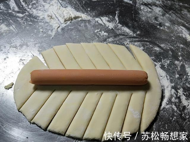 馒头变个花样，全家都爱吃，包一根火腿肠，步骤简单，好看又好吃