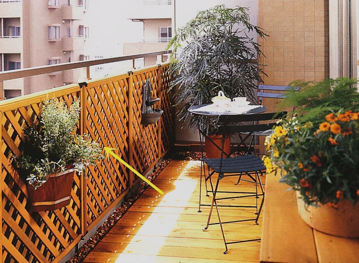 景观台|日本人家不封阳台,围一圈镂空木窗格,打造景观台一步一景好惬意