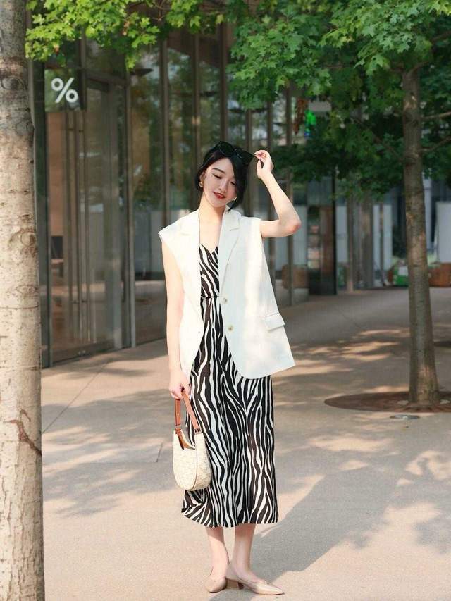 减龄|3、40岁这样穿“贼”好看,针织开衫搭配牛仔阔腿裤,清爽又减龄