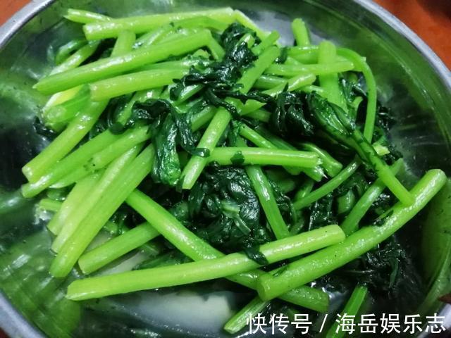 每月给婆婆5千元伙食费，每顿就做3个菜，把省出来的钱存给小叔