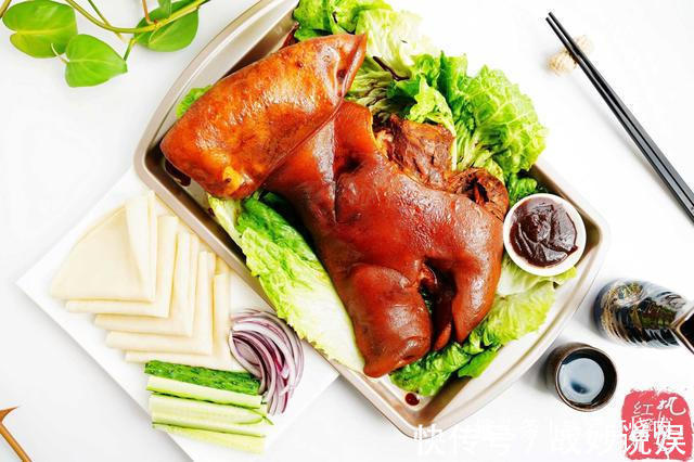 耳朵眼|一百多买个大猪头,卤好了全家都爱吃,肉香皮弹卷饼吃一点也不腻