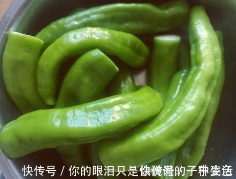 做虎皮青椒，先放油还是后放油厨师做错了，难怪不起皮还难吃