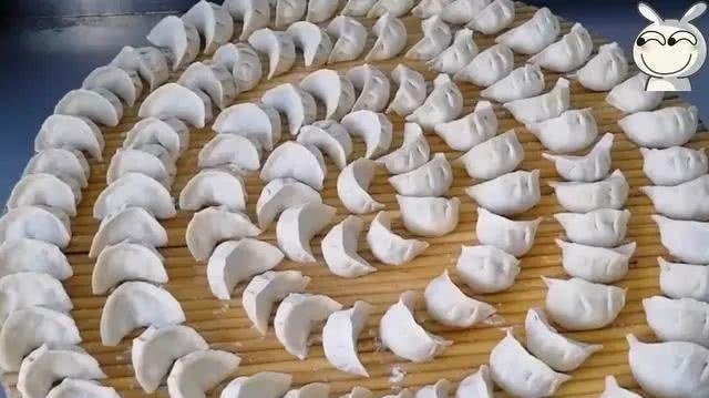 包饺子别放肉和鸡蛋了,用它做馅料,比肉饺子还香,营养还补钙