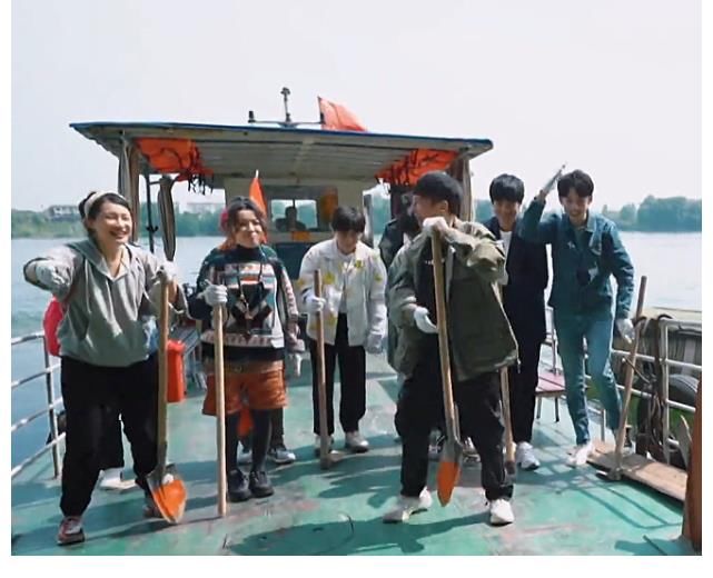 倉(cāng)庫(kù)|《向往5》導(dǎo)演斥巨資，為種51棵數(shù)請(qǐng)10位嘉賓，吃飯都得輪著上桌