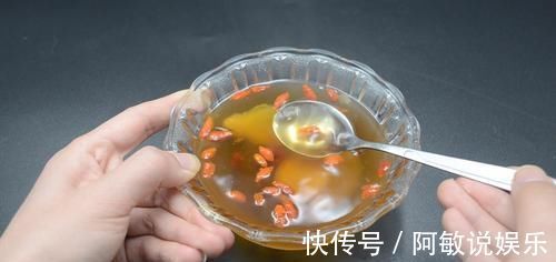 生姜|生姜和枸杞一起泡水喝,作用真厉害,解决了很多男人女人的困扰