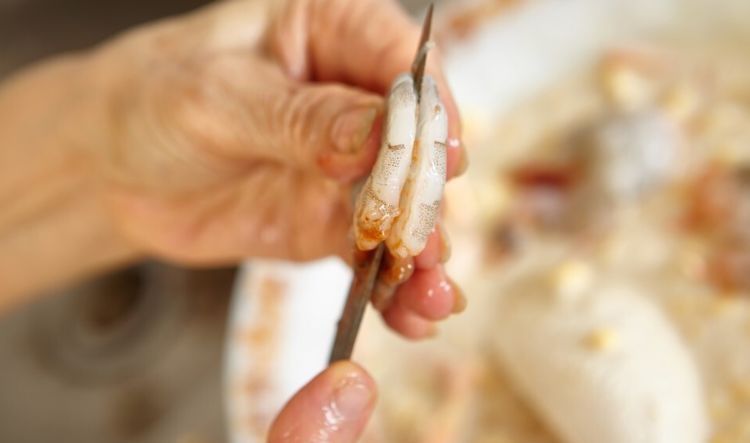 大虾不要再白灼了，教你一个做法，鲜咸入味又酥脆，好吃又下饭