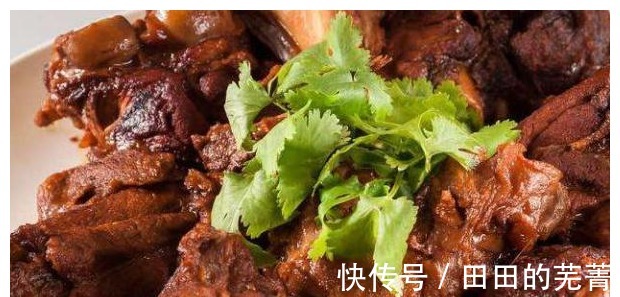 吃起来|夏日必备美食，鲜美可口的酱骨头，吃起来太爽了！