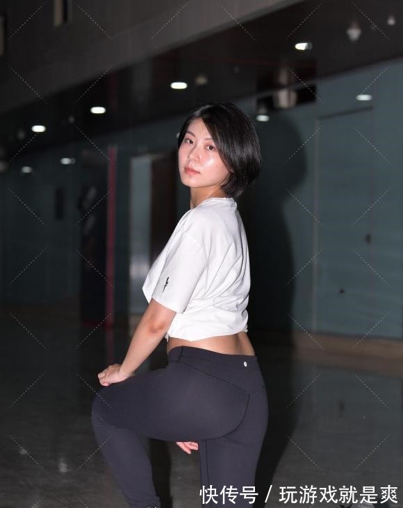 健美裤 短袖衫配黑色健美裤,穿出黑与白的经典美,修身好看又显运动魅力!