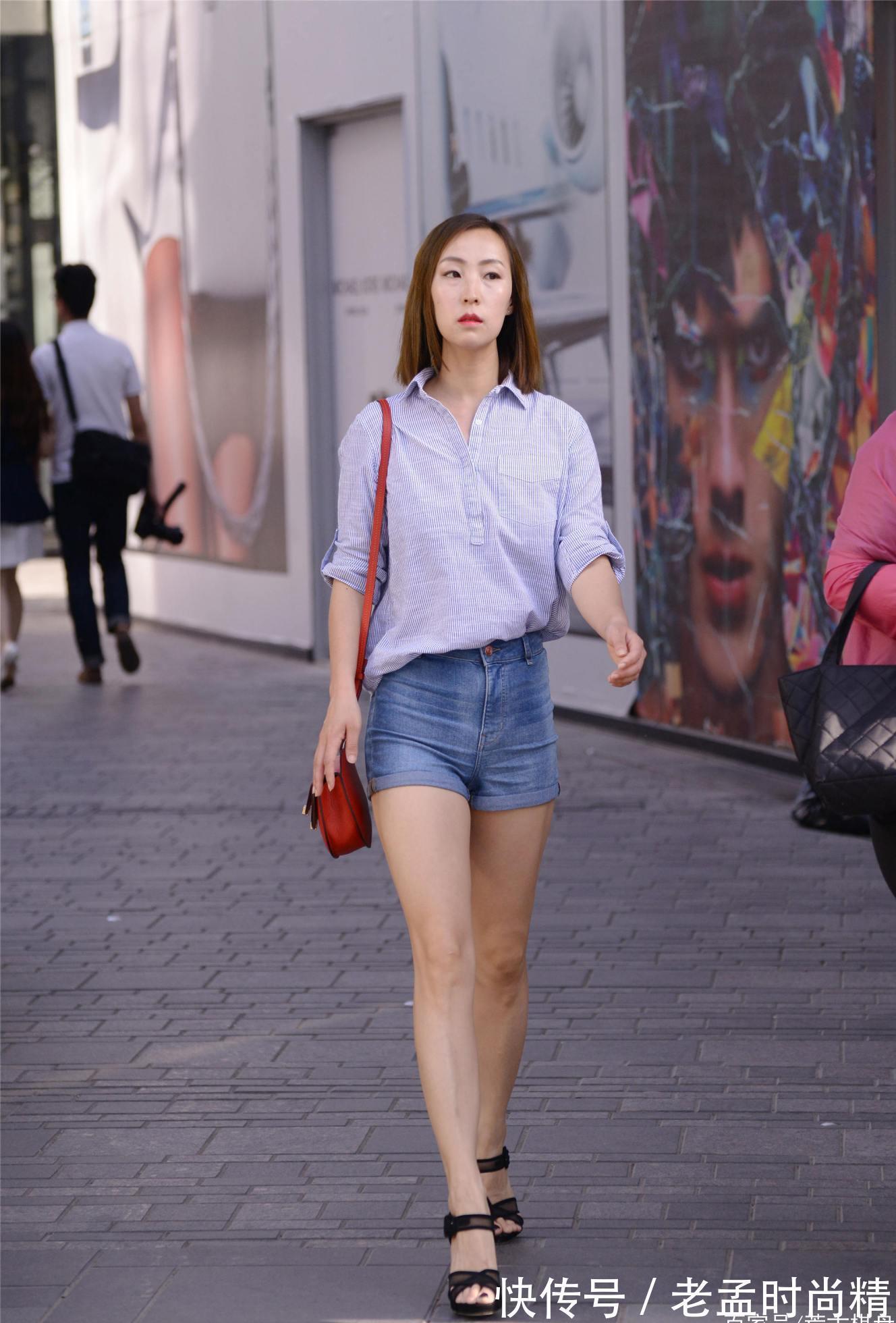 凉鞋 紧身牛仔短裤,搭配高跟凉鞋,对自己身材自信才会这样搭配