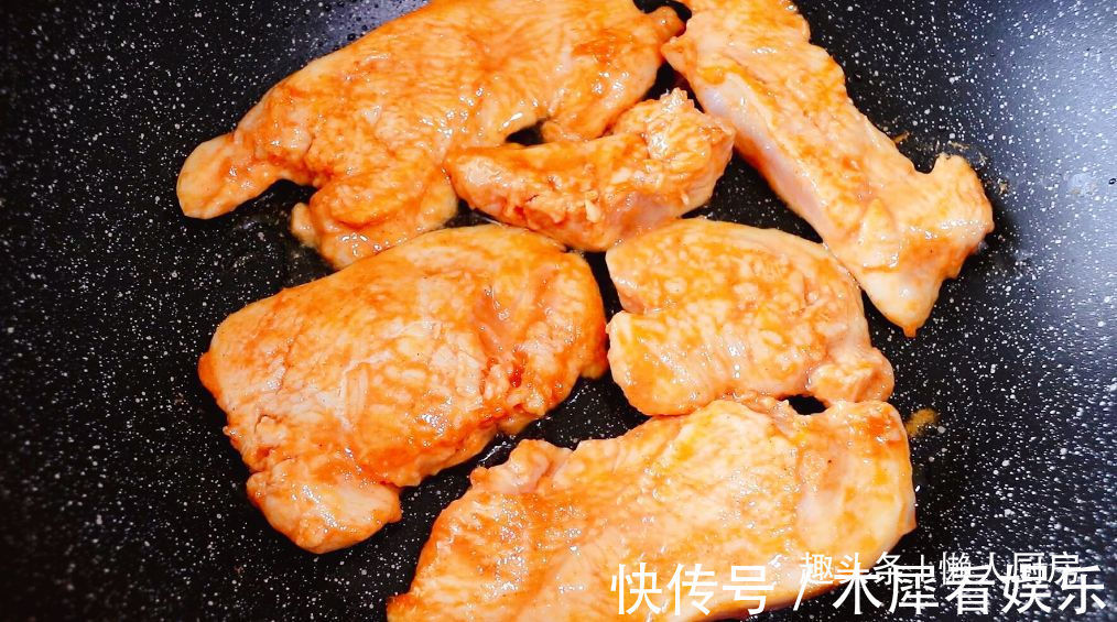 鸡胸肉直接水煮,吃起来肉质柴,教你香煎鸡胸肉的做法,嫩滑多汁