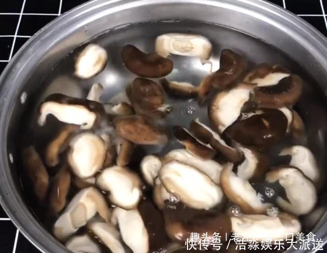 香菇|椒盐香菇最地道的做法,面糊调配方法告诉你,出锅外酥里嫩有滋味