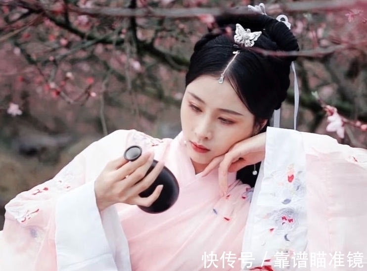 彩霞如锦，任我凭栏品，拥着芬芳花前饮，玉手云鬟香沁