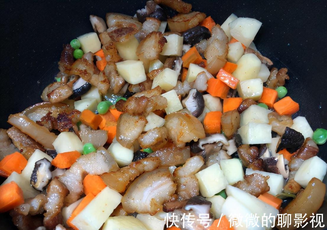 盖浇饭、拌饭，都不如这一碗有肉有菜的焖饭，好吃到停不下来