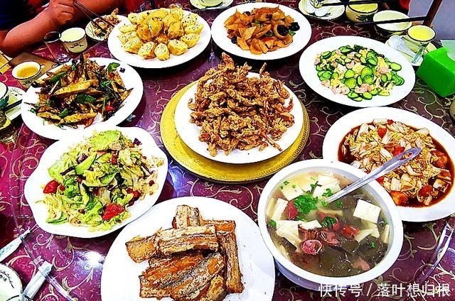 外甥女的生日宴,第9个是家乡特色菜,价格最贵,全家人抢着吃