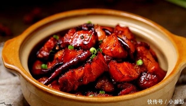 糖色|觉得红烧肉太油腻?有种不炒糖色不放油的做法,老人小孩都爱吃