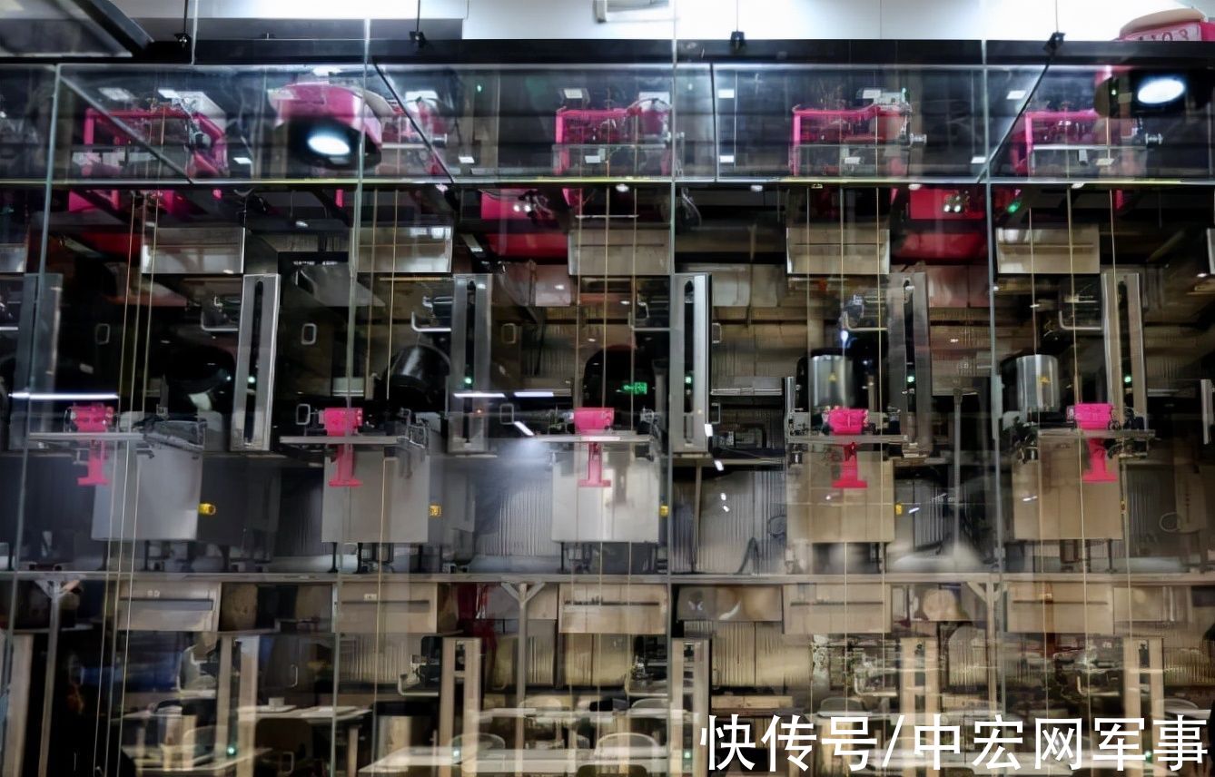记者们|北京冬奥厨房全是黑科技：机器人炒菜上菜，外国记者一顿拍照