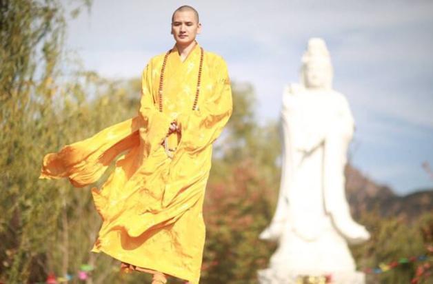 富婆@他是中国最帅的和尚,被百名富婆猛追,因一首歌遁入空门