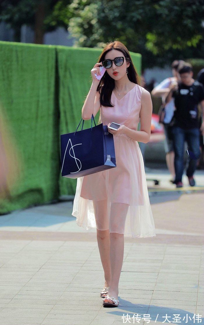 穿搭|美女街拍:粉色的背心连衣裙,款式修身,戴上墨镜,时尚风采十足