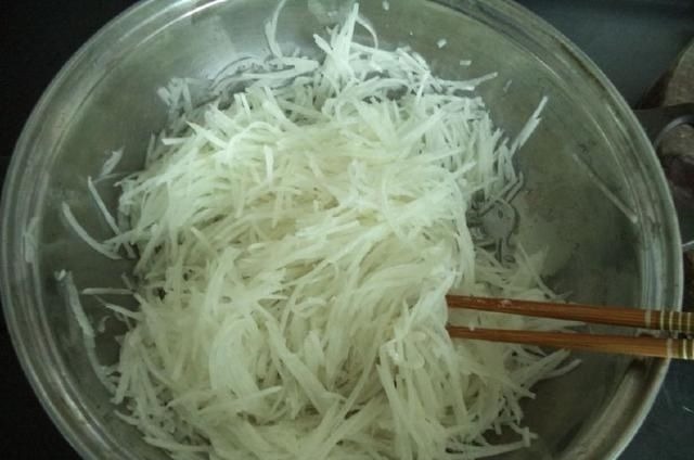 水嫩嫩的“它”原来也可以包饺子，又脆又多汁，关键才8毛一斤