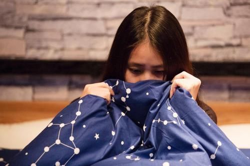 普及性|妈妈发现女儿早恋,立刻拉着她逛街买衣服,回家后孩子断了念想