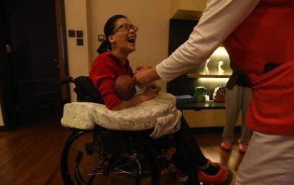 新生儿|38岁桑兰抱新生儿喜笑颜开,谈二胎高位截瘫患者不该生