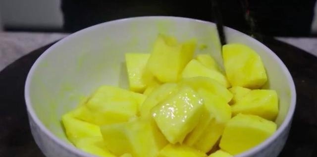 苹果加鸡蛋这么好吃，刚做好就被孩子们抢光了，香甜可口！