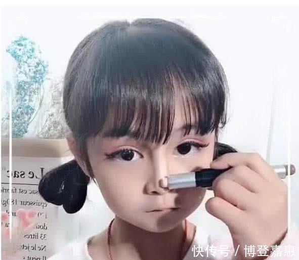 小学生女孩学妈妈化妆,大浓妆却惊到众人,网友:还不如不化!