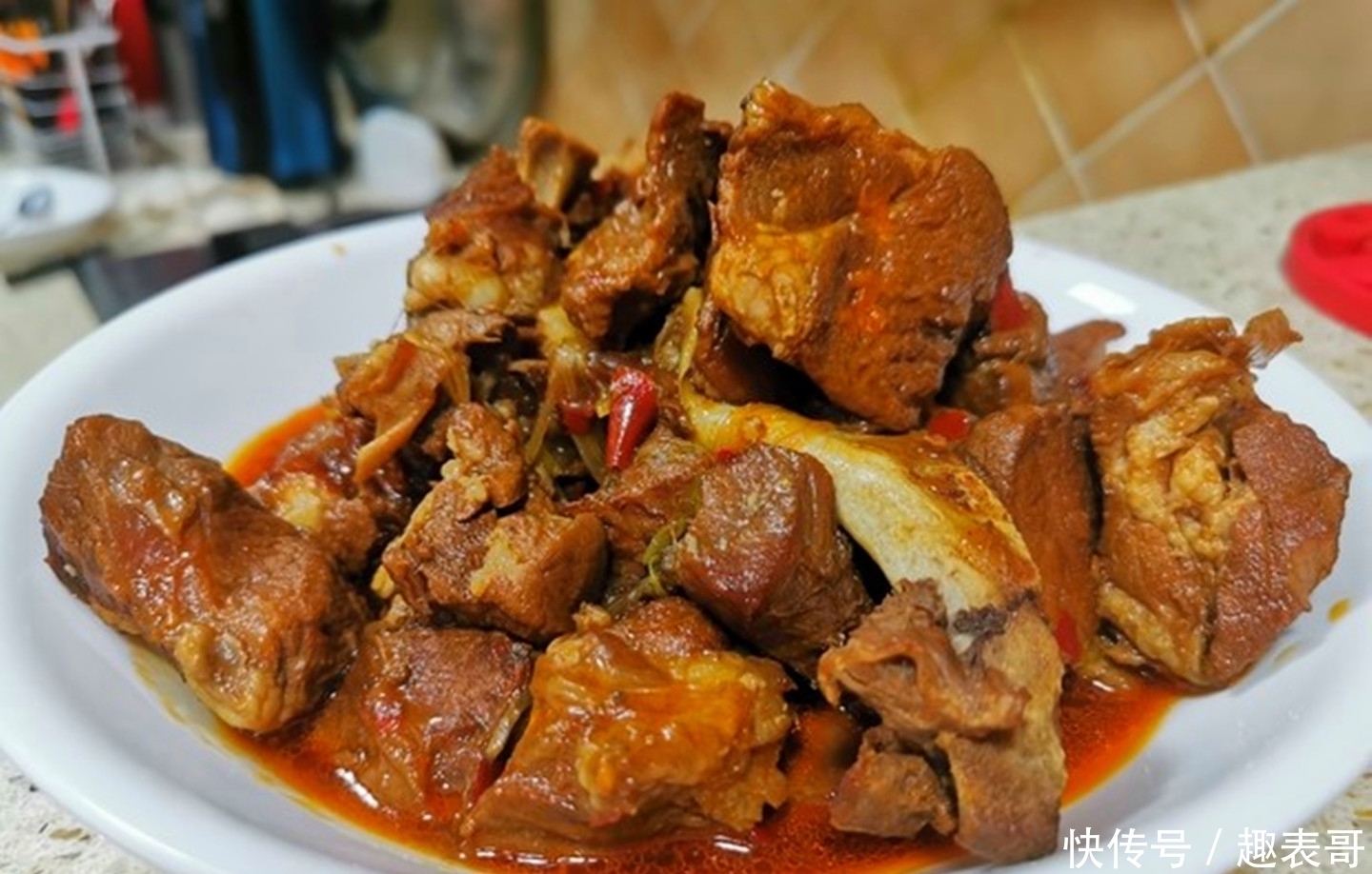 排骨|婆婆花300元做了10道菜,一桌摆不下,儿媳这在南方要1000块