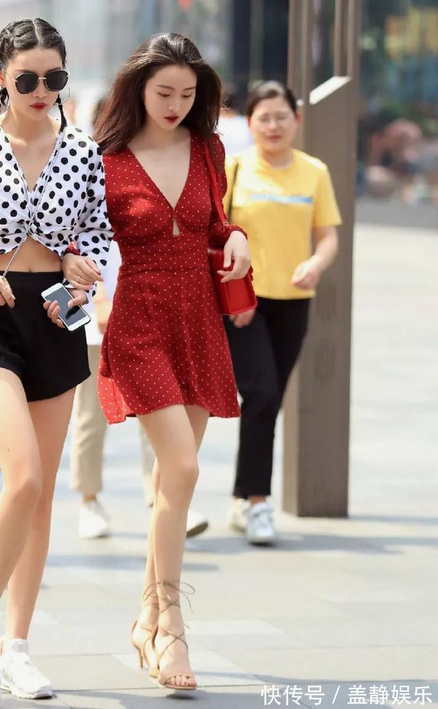 高跟鞋 美女一双绑带的高跟凉鞋,让她走路的姿态也显得优雅,时尚靓丽